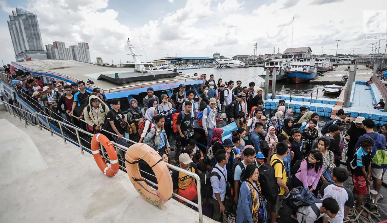 Penumpang mengantre untuk turun dari kapal wisata di Pelabuhan Kali Adem, Jakarta, Senin (1/1). Warga memadati Pelabuhan Kali Adem usai berlibur ke pulau-pulau kecil di utara Jakarta untuk merayakan Tahun Baru. (Liputan6.com/Faizal Fanani)