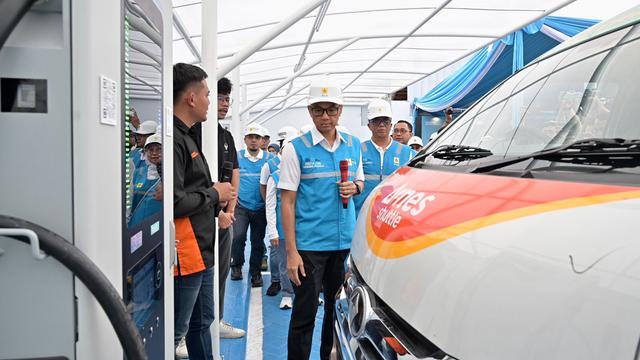 Direktur Utama PT PLN (Persero) Darmawan Prasodjo memastikan keandalan stasiun pengisian kendaraan listrik umum (SPKLU) di Jawa Barat. (Foto: Istimewa)