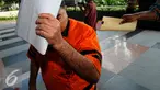 Tersangka Panitera PTUN Medan, Syamsir Yusfan mendatangi gedung KPK, Jakarta, Jumat (24/7/2015). Syamsir diduga menerima suap terkait persidangan perkara penyalahgunaan dana bantuan sosial di Medan tahun anggaran 2012-2013. (Liputan6.com/Yoppy Renato)
