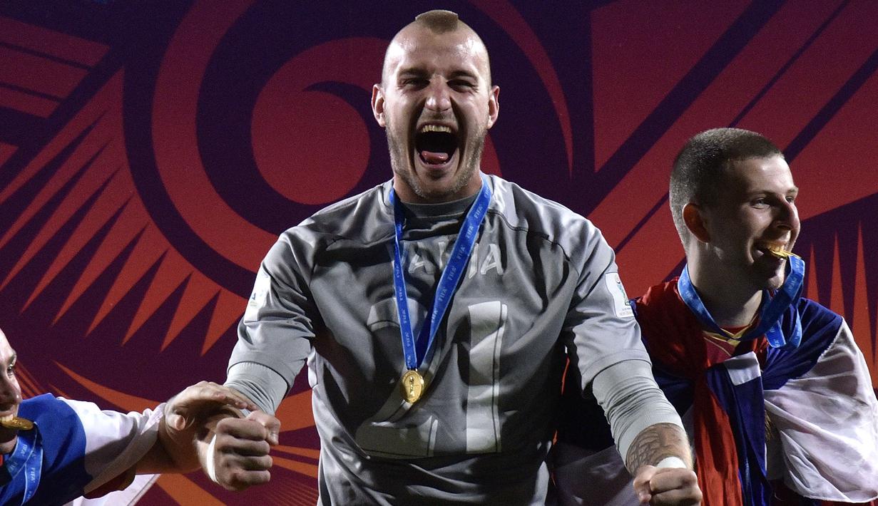 Sedangkan Vanja, belum pernah merasakan gelar apa pun bersama klub. Tetapi, kiper bertinggi 202 cm ini pernah meraih gelar bersama timnas Serbia U-20 dengan berhasil membawa juara Piala Dunia U-20 bersama The Eagles. (AFP/Marty Melville)
