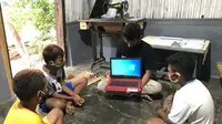 Pertamina Foundation turut berpartisipasi aktif dalam upaya memperlancar kegiatan pembelajaran jarak jauh dengan memberikan laptop ke beberapa sekolah dasar. (Dok Pertamina Foundation)