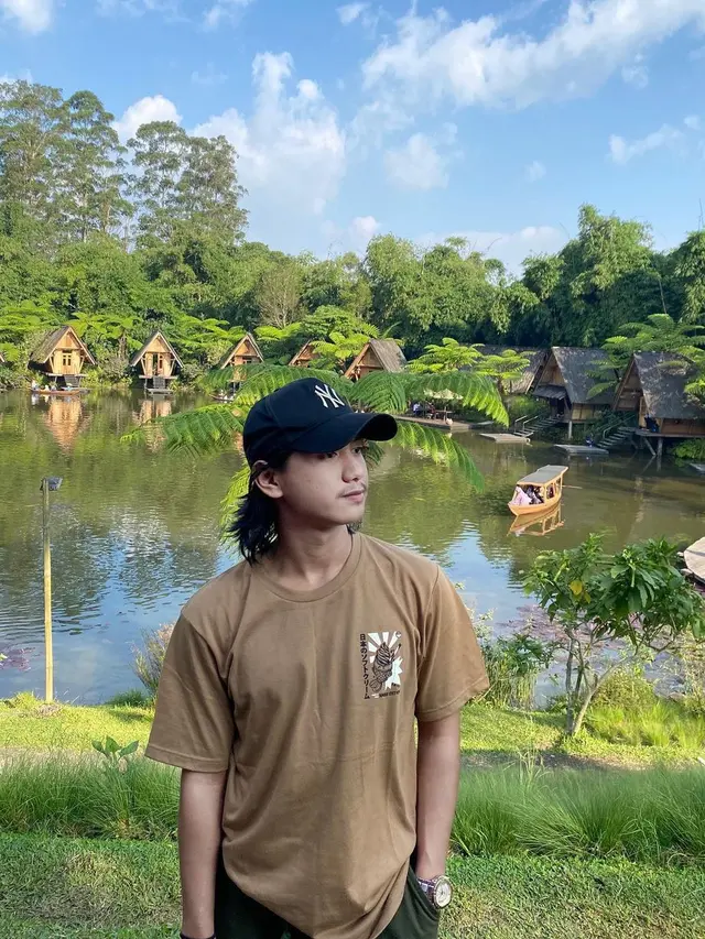 Tampil Gondrong, Ini 7 Potret Bowo Alpenliebe yang Disebut Mirip Iqbaal