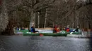 Pengunjung mendayung kayak di tengah banjir yang merendam padang rumput Taman Nasional Soomaa, Estonia, Minggu (17/3). Wisata banjir ini, menjadi daya tarik tersendiri bagi pengunjung. (Reuters/Ints Kalnins)