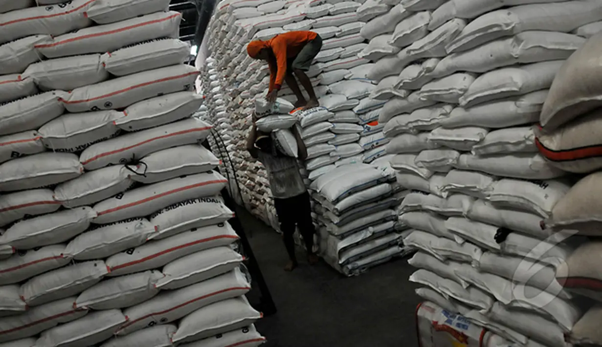 Pekerja melakukan aktifitas pengangkutan beras di Pasar Induk Beras Cipinang, Jakarta, Selasa (24/2/2015). Harga beras sejak 9 Februari 2015 melonjak hingga 30 persen, hal ini disebabkan belum meratanya panen di daerah produsen. (Liputan6.com/Johan Tallo)