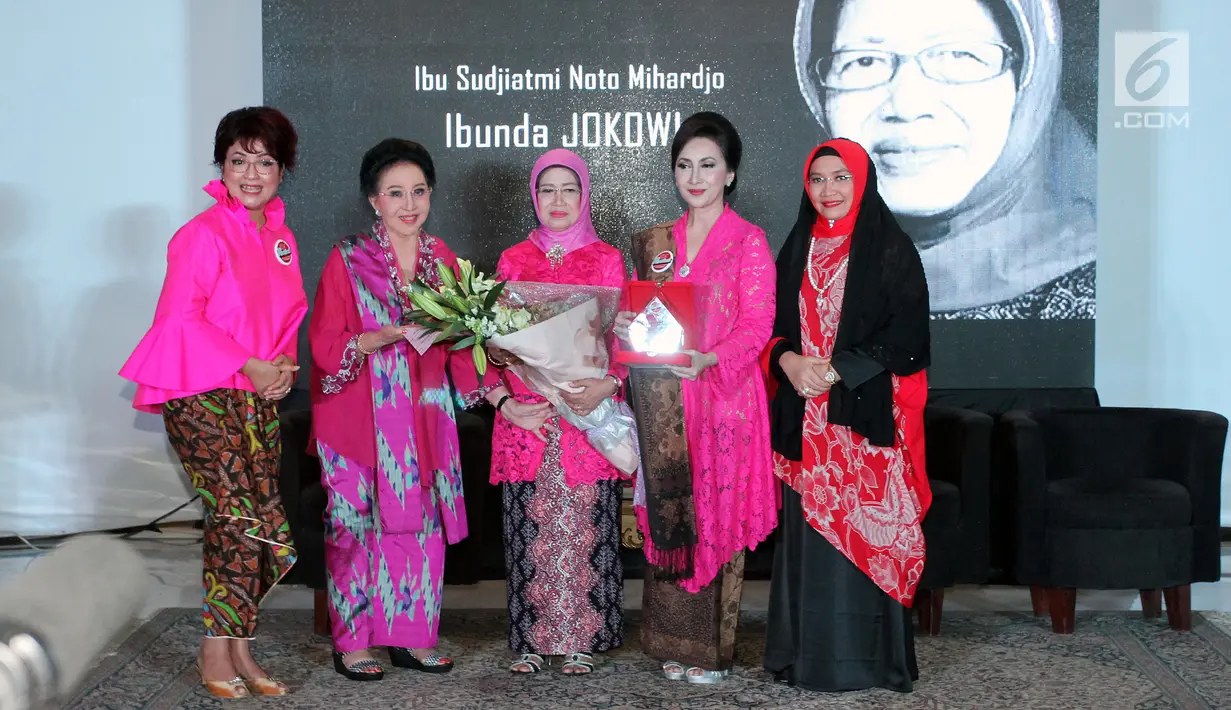 Ibunda Presiden Joko Widodo, Sudjiatmi Notomiharjo (tengah) berfoto bersama usai menerima penghargaan Perempuan Tangguh Award 2018 di Rumah Pertiwi Jakarta, Sabtu (22/12). Sudjiatmi menerima Perempuan Tangguh Award 2018. (Liputan6.com/Helmi Fithriansyah)