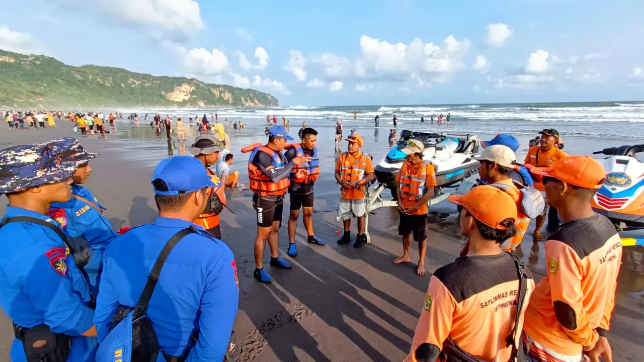 Tim Sar Gabungan dalam Operasi Pencarian Orang terseret Ombak.