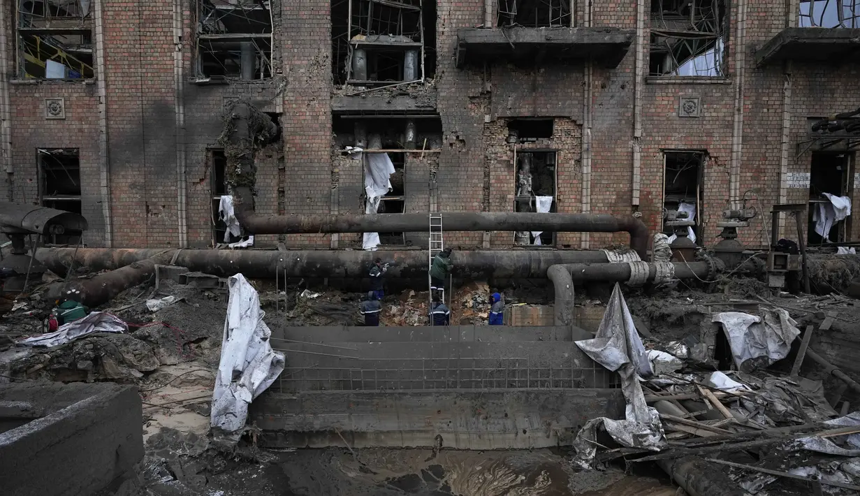 Lebih dari 1.100 gedung apartemen terdampak langsung pemadaman listrik. Tampak dalam foto, para pekerja membersihkan kerusakan di Pembangkit Listrik Tenaga Panas (PLTP) Darnytsia setelah serangan Rusia di Kyiv, Ukraina, Rabu 4 Februari 2026. (AP Photo/Sergei Grits)