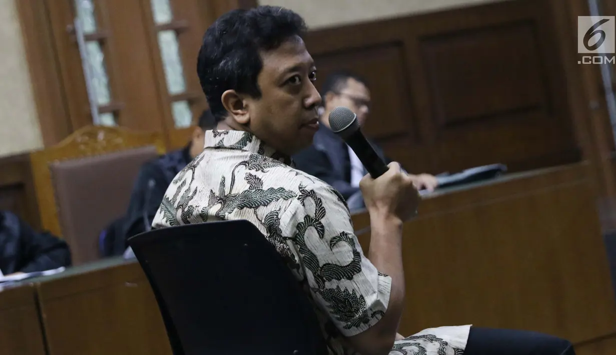 Mantan Ketua Umum PPP, M Romahurmuziy saat menjalani sidang pembacaan dakwaan di Pengadilan Tipikor, Jakarta, Rabu (11/9/2019). JPU KPK mendakwa M Romahurmuziy terlibat kasus suap jual-beli jabatan di lingkungan Kementerian Agama (Kemenag). (Liputan6.com/Helmi Fithriansyah)
