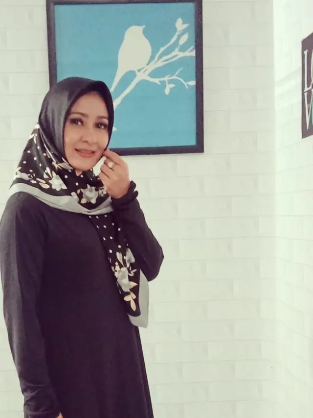7 Pesona Ine Dewi Kala Tampil Pakai Hijab Ini Tuai Pujian