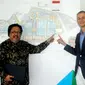 Didi Petet menunjukkan letak Paviliun Indonesia di Milan Expo 2015. (www.expo2015.org)