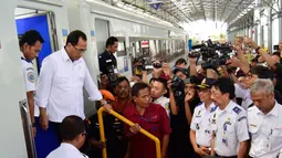 Menteri Perhubungan (Menhub) Budi Karya Sumadi usai meninjau KA Tawang Jaya di Stasiun Semarang Poncol, Jawa Tengah, Kamis (29/6). Menhub melakukan pengecekan kesiapan arus balik Lebaran 2017 di stasiun tersebut (Liputan6.com/Gholib)