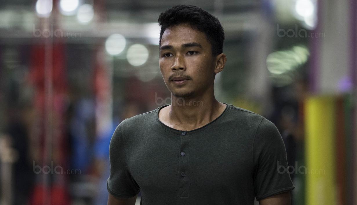 Bek Timnas Indonesia U-22, Bagas Adi Nugroho, saat terapi pemulihan di Cardea, Jakarta, Senin (31/7/2017). Lutut kiri dari pemain Arema FC ini mengalami cedera usai melakukan tekel pada kualifikasi Piala Asia U-23. (Bola.com/Vitalis Yogi Trisna)