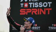 Marc Marquez saat naik podium kedua pada Sprint Race MotoGP Thailand 2026. (Lillian SUWANRUMPHA / AFP)