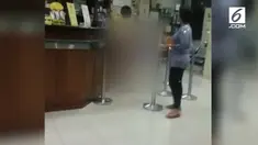 Perempuan tanpa busana yang berjalan-jalan di kawasan Mangga Besar akhirnya diamankan polisi. Perempuan berinisial VM (25) itu diketahui sempat membeli minyak kayu putih di Apotek Lokasari, Taman Sari, Jumat lalu.