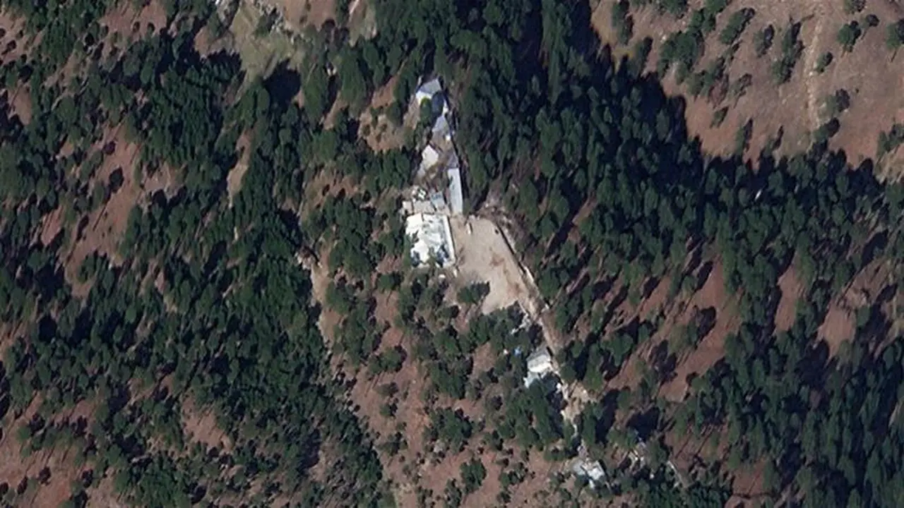 Citra satelit Planet Labs menunjukkan struktur bangunan madrasah, yang sebelumnya diklaim India, hancur akibat serangan udara (AFP)