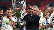 Carlo Ancelotti dan para pemain Real Madrid mengangkat trofi Liga Champions 2023/2024, Minggu (2/6/2024) dini hari WIB. (GLYN KIRK / AFP)