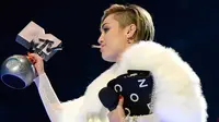 Miley Cyrus Bukan Teladan, Isap Ganja di Panggung