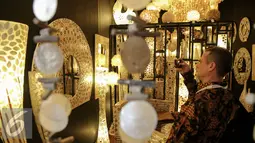 Pengunjung mengabadikan gambar saat Trade Expo Indonesia 2015 di Jakarta, Rabu (21/10/2015). Pameran menghadirkan usaha skala mikro, kecil, menengah hingga besar, pameran berlangsung dari 21-25 Oktober 2015. (Liputan6.com/Faizal Fanani)