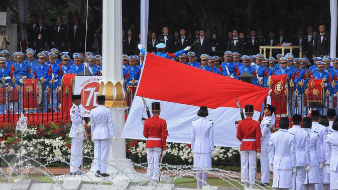 Anggota Pasukan Pengibar Bendera (Paskibraka) melakukan upacara penaikan bendera Merah Putih dalam rangka Upacara Peringatan Detik-detik Proklamasi 17 Agustus di halaman Istana Merdeka, Jakarta, Senin (17/8/2015). (Liputan6.com/Faizal Fanani)