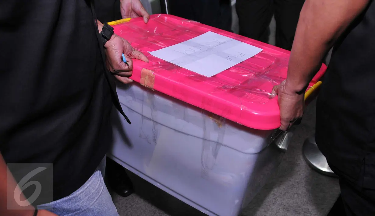 Boks berisi dokumen dari sebuah Rumah Sakit yang berhasil diamankan Polisi, Jakarta, Kamis (4/2/2016). Badan Reserse Kriminal Kepolisian RI menggeledah sebuah Rumah Sakit terkait kasus transplantasi ginjal. (Liputan6.com/Gempur M Surya)