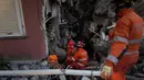 Anggota tim penyelamat Inggris melakukan pencarian di sebuah rumah yang hancur di Antakya, Turki, 9 Februari 2023. Tim penyelamat melakukan upaya terakhir pada Kamis untuk menemukan korban yang selamat dari bencana gempa bumi di Turki dan Suriah yang membuat banyak komunitas tidak dapat dikenali oleh penghuninya. (AP Photo/Khalil Hamra)