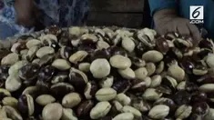 Kenaikan harga kembali terjadi, di pasar tradisonal Purwakarta, Jawa Barat, harga jengkol lebih mahal dari harga ayam.