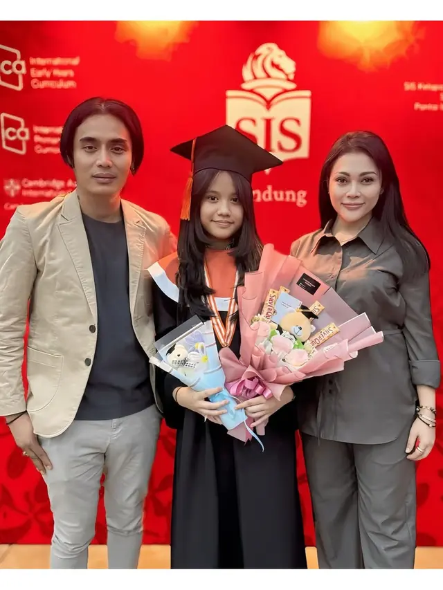 Potret Outfit 5 Pasangan Artis di Momen Kelulusan Anak 2025, Inspirasi Gaya