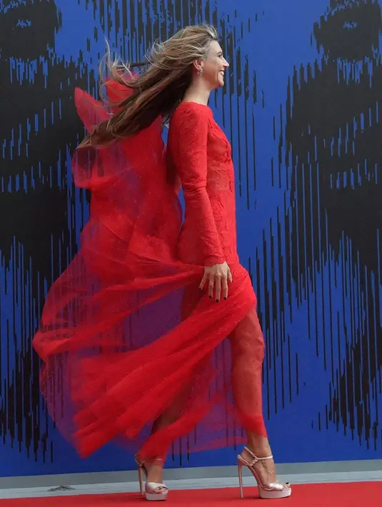 Gaun Aktris Italia Nicoletta Romanoff  tertiup angin saat menghadiri "Penghargaan Franca Sozzani" selama Festival Film Venice ke-74 di Venice Lido (1/9). (AFP Photo/Tizianaa Fabi)