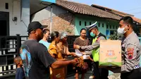 Polres Pemalang membagikan makanan gratis untuk warga terdampak kebakaran TPA Pesalakan. (Foto: Liputan6.com/Polres Pemalang)