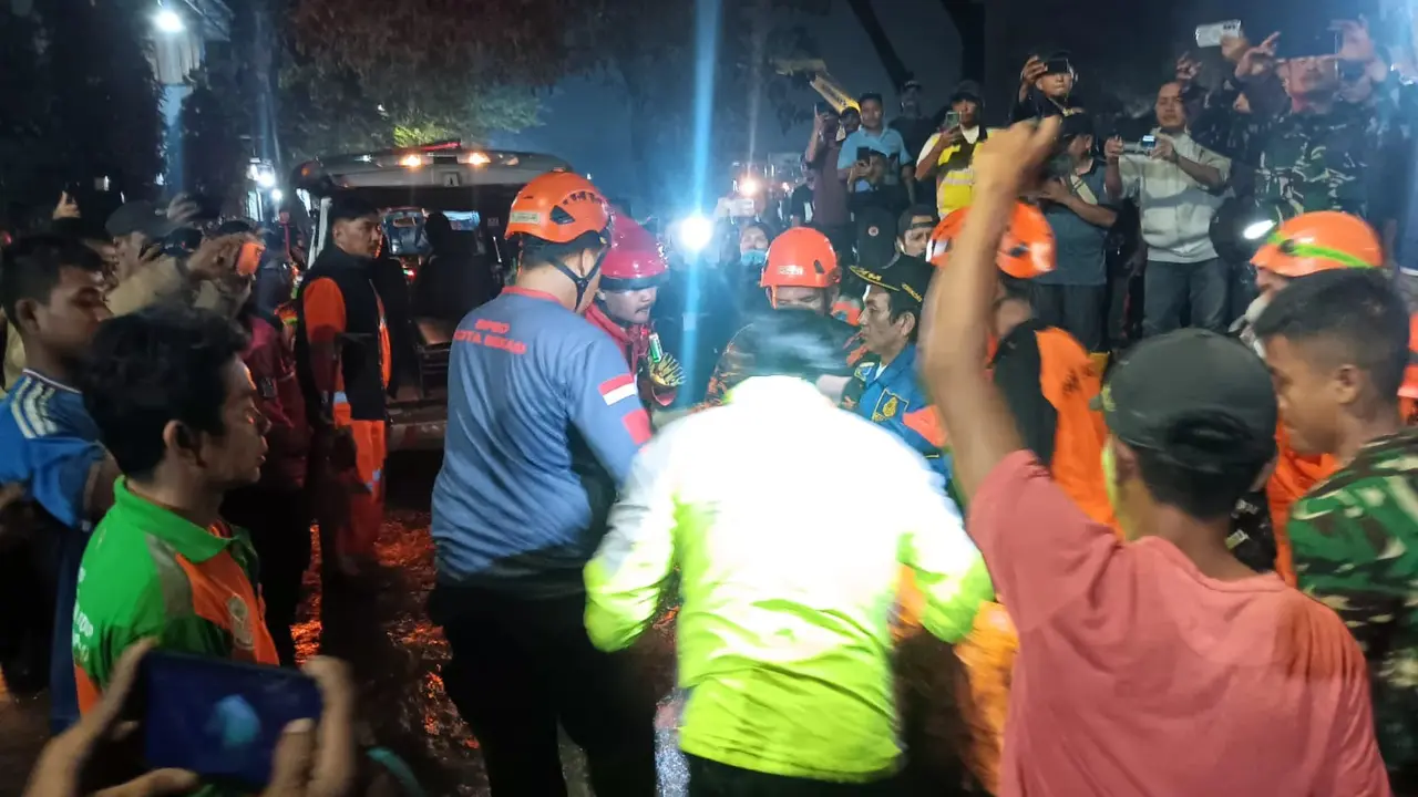 Proses evakuasi korban longsoran sampah di TPST Bantargebang, Kota Bekasi.
