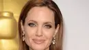 Rumor kedekatan Jolie dengan seorang pria yang bersamanya saat di Cambodia disebut-sebut merupakan kekasih hati Jolie yang baru. Meskipun sampai saat ini belum diketahui identitasnya. (AFP/Bintang.com)