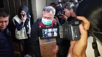 Penyidik KPK keluar dari rumah Dirut PLN Sofyan Basir. (Merdeka.com/Nur Habibie)