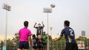 Pemain tim rugby putra Thailand, Apichai Pichaikamol (atas) menerima bola hasil lemparan dalam Sutang Aowviriyakul (kanan) saat laga Asia Rugby Sevens Trophy 2022 melawan tim rugby putra Pakistan yang berlangsung di GBK Rugby Field, Jakarta, Sabtu (06/08/2022). (Bola.com/Bagaskara Lazuardi)