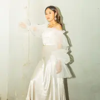 Nadin Amizah kerap menggunakan dress untuk pakaian sehari-hari atau busana panggung. Style yang satu ini bisa ditiru untuk menghadiri acara formal. [Instagram/cakecaine]
