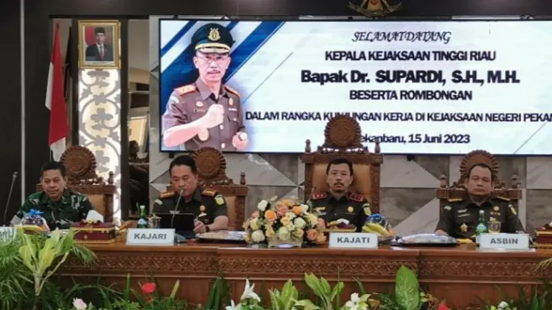 Kepala Kejati Riau Dr  Supardi saat melakukan kunjungan kerja ke Kejari Pekanbaru.
