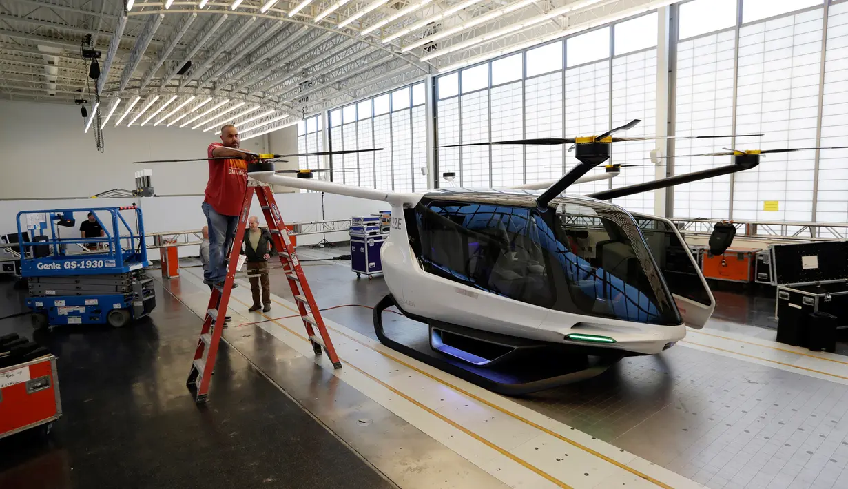 Pekerja mempersiapkan mobil terbang yang diberi nama Skai yang dikembangkan oleh perusahaan startup Alaka’I Technologies di Newbury Park, California, 28 Mei 2019. Berbeda dari yang lain, mobil terbang ini akan menggunakan bahan bakar hidrogen sebagai sumber energinya. (AP/Marcio Jose Sanchez)