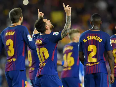 Penyerang Barcelona, Lionel Messi merayakan gol bersama rekan setimnya saat melawan Espanyol dalam pertandingan Liga Spanyol di stadion Camp Nou, Barcelona (9/9). Barcelona menang 5-0 atas Espanyol. (AFP Photo/ Lluis Gene)