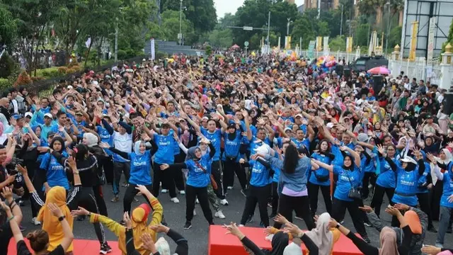 Ribuan warga Pekanbaru olahraga bersama usai mengikuti Bhayangkara Fun Walk di car free day.