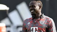 Penyerang Bayern Munchen, Sadio Mane tersenyum saat sesi latihan di Munich, Jerman selatan pada 31 Oktober 2022. - Bayern Munchen akan menjamu Inter Milan di Allianz Arena pada matchday terakhir Grup C Liga Champions 2022/2023. Pertandingan ini dijadwalkan kick-off Rabu, 2 November 2022, jam 03:00 WIB. (AFP/Christof Stache)