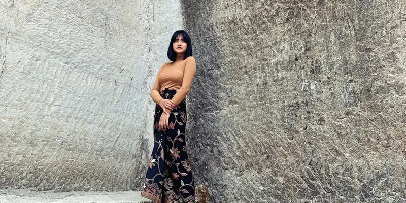 Gaya Nadya Arina dengan Rambut Berponi, Semakin Cantik