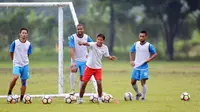 Arema FC berlatih jelang Piala Gubernur Kaltim. (Liputan6.com/Rana Adwa)