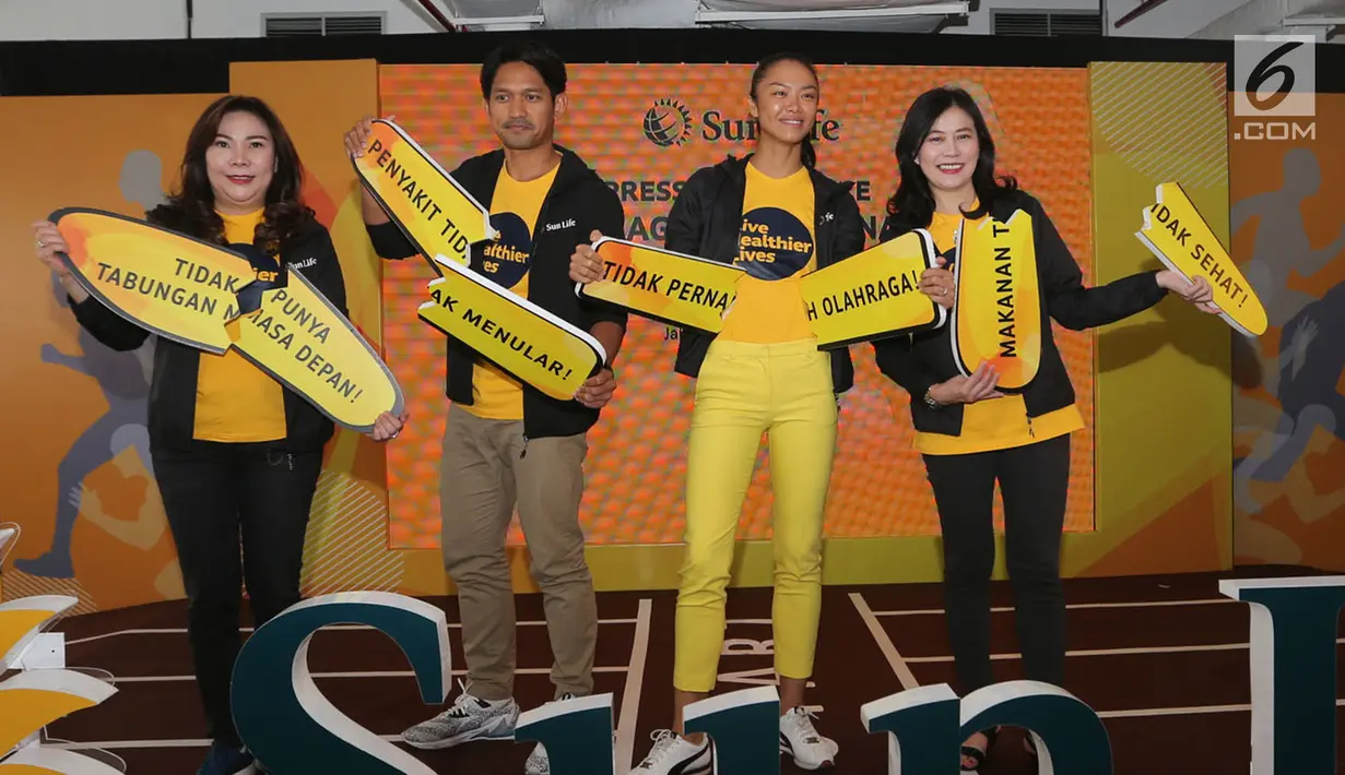 Presdir Sun Life Infonesia Elin Waty (dua kiri), publik figur Ibnu Jamil dan Kelly Tandiono, serta Chief Distribution and Marketing Officer Sun Life Asia Carene Chia (dua kanan) saat acara sosialisasi kampanye kesehatan Live Healthier Lives di di Jakarta, Kamis (11/7/2019). (Liputan6.com/HO/Bon)