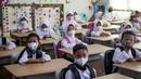 Sejumlah murid mengikuti pelajaran di SDN Cibubur 04, Jakarta, Jumat (13/5/2022). Kegiatan belajar di sekolah yang mencakup wilayah DKI Jakarta, Banten, dan Jawa Barat kembali dimulai pascalibur Lebaran. (Liputan6.com/Faizal Fanani)