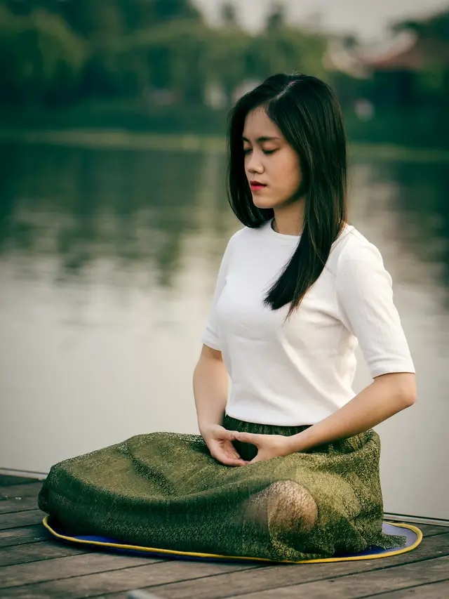 Wanita sedang meditasi