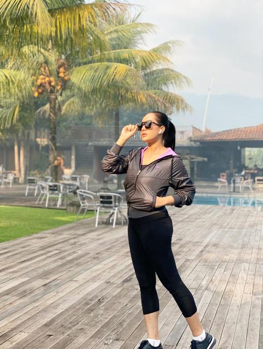 Shinta Bachir juga rajin berolahraga. Tak heran, jika bintang film 'Suster Keramas' ini tetap tampil fresh dan bugar di usia pertengahan kepala tiga. Saat berolahraga, aktris cantik ini juga tampil stylish. Memakai outfit serba hitam, Shinta juga menyempurnakan penampilannya dengan kacamata dan sepatu warna hitam. (Liputan6.com/IG/@shinta_bachir86)