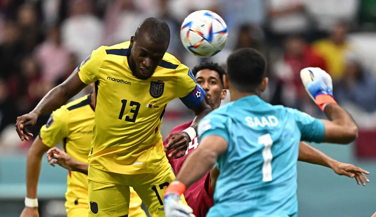 Laga tuan rumah Qatar melawan Ekuador menjadi pertandingan perdana di Piala Dunia 2022 pada Minggu (20/11/2022) malam WIB. Banyak drama yang terjadi pada laga tersebut. Berikut ini rangkuman serba yang pertama di laga pembuka Piala Dunia 2022. (AFP/Manan Vatsyayana)