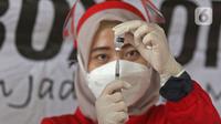 Petugas kesehatan menyiapkan vaksin COVID-19 untuk warga Pancoran Buntu II di Pancoran, Jakarta, Jumat (10/12/2021). Hingga 9 Desember 2021 sudah 100,46 juta warga Indonesia telah mendapatkan dosis lengkap atau 2 dosis vaksinasi COVID-19. (Liputan6.com/Herman Zakharia)