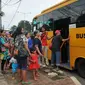 Warga Kalijodo saat akan menaiki bus untuk menuju Rusun Marunda, Jakarta, Senin (22/2). Warga kalijodo kecamatan Penjaringan mendapatkan jatah Rusun Marunda dengan Fasilitas 3 bulan pertama gratis. (Liputan6.com/Gempur M Surya)