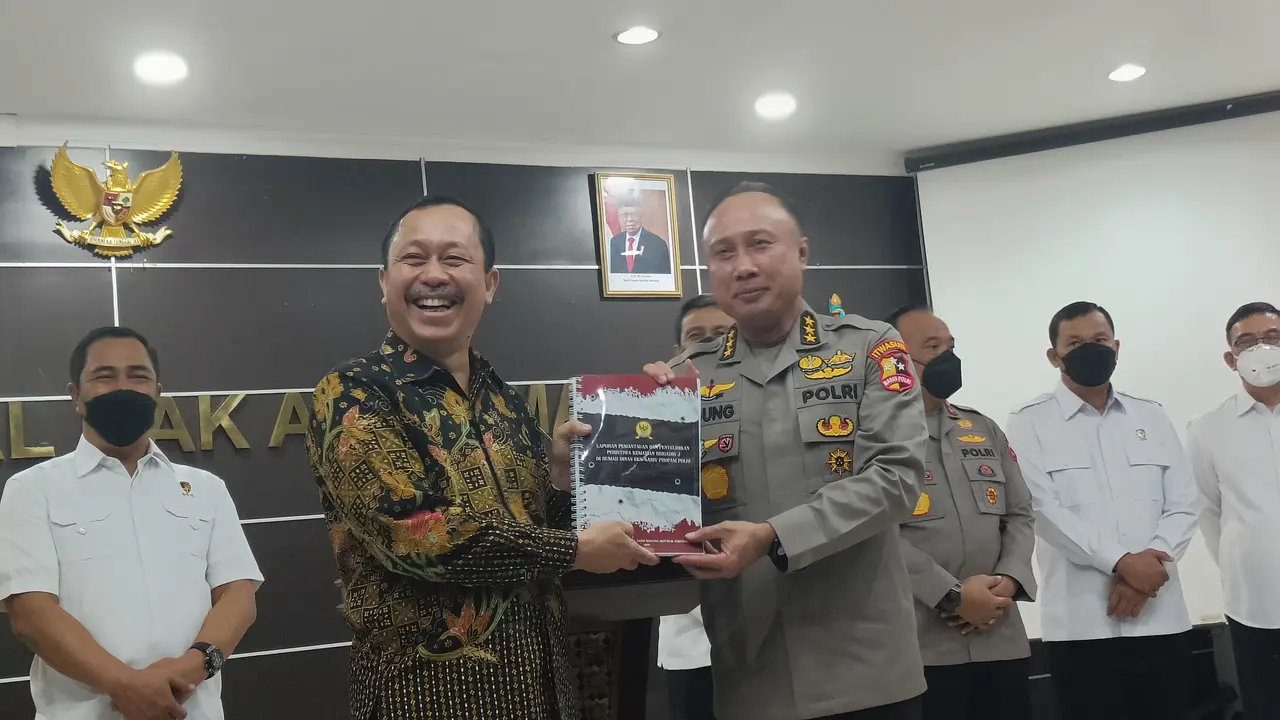 Komisi Nasional Hak Asasi Manusia (Komnas HAM) resmi telah menyerahkan hasil laporan lengkap terkait kasus pembunuhan Brigadir J kepada ketua Timsus Komjen Agung Budi Maryoto (Rahmat Baihaqi/Merdeka.com)