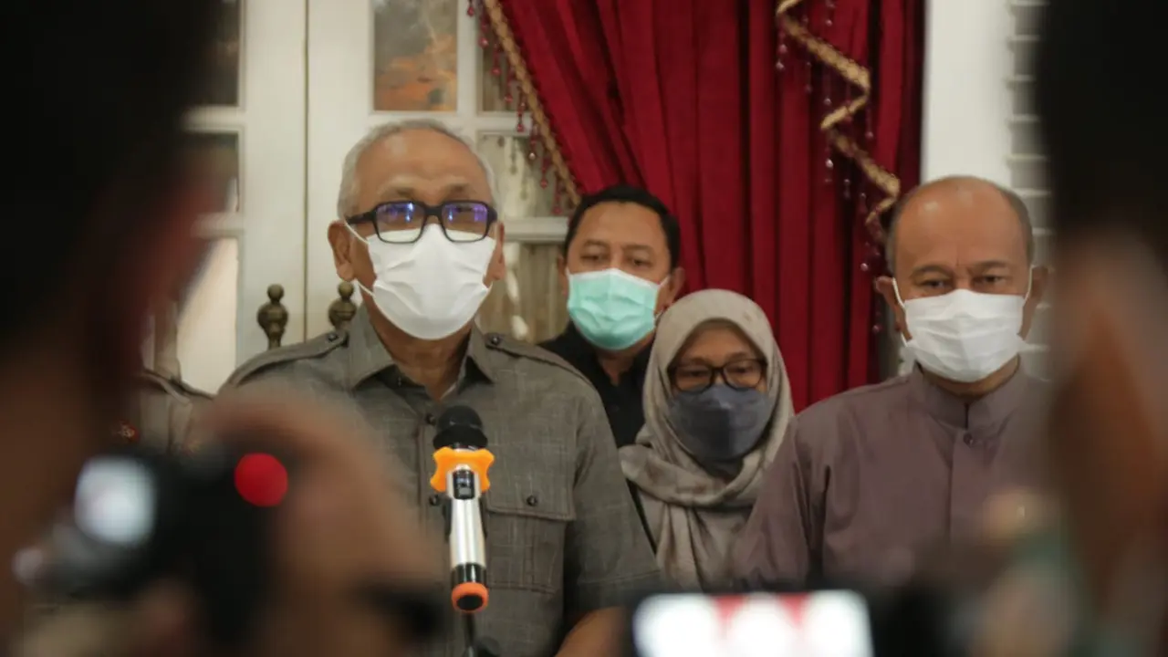 plh Bupati Banjarnegara, Syamsudin saat melakukan konferensi pers terkait wabah penyakit mulut dan kuku (PMK). (Foto: Liputan6.com/Humas Pemkab Banjarnegara)